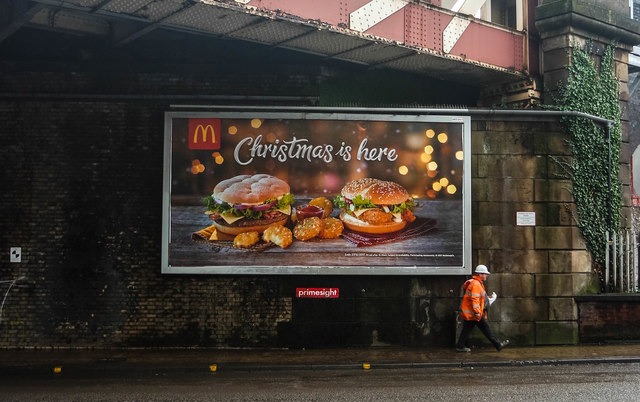 McDonald's với chiến dịch OOH “Christmas is here”