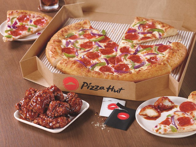 Pizza Hut chuyên phục vụ các món pizza, ngoài ra còn có các món salad và pasta