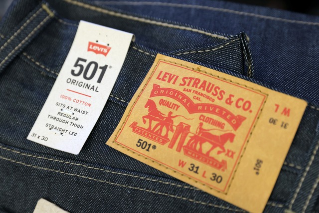 Chiếc quần denim có đinh tán ban đầu, còn được gọi là “waist overalls” nhanh chóng được đổi tên thành “Levi's 501”