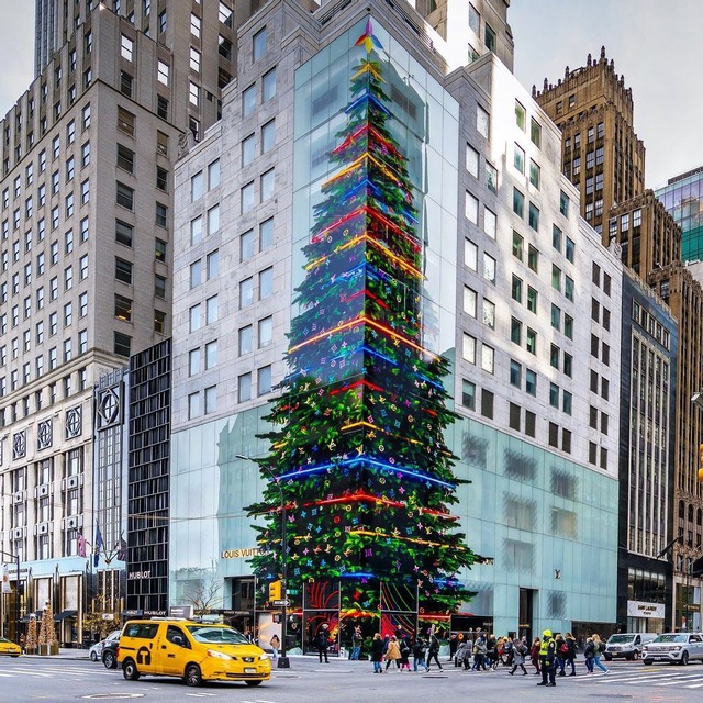 Louis Vuitton mừng Giáng sinh với cây thông khổng lồ cao 12 tầng lầu