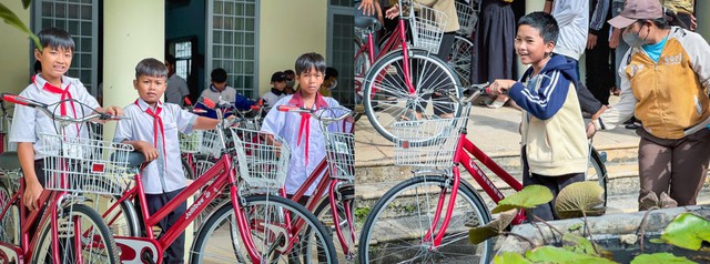 Jollibee Việt Nam "đốn tim" cộng đồng bằng chiến dịch "Triệu yêu thương, tiếp bước em đến trường"