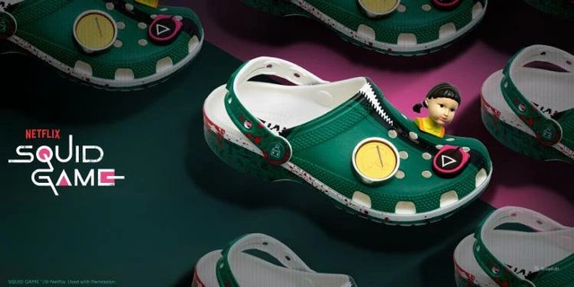 Thiết kế Crocs độc lạ với các Jibbitz búp bê "Đèn xanh - Đèn đỏ" biết quay đầu