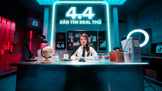 CAMPS OF WEEK: Coca-Cola biến buổi casting thành chính quảng cáo, Apple kể lại hành trình cứu sống ngoạn mục nhờ Apple Watch- Ảnh 3. Chiến dịch “Deal Masters” siêu sale 4-4 của TikTok