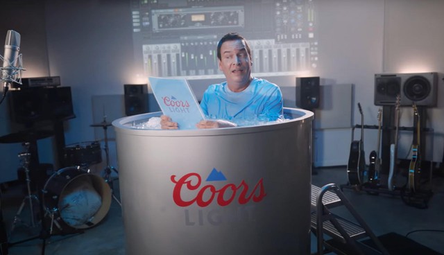 CAMPS OF WEEK: Coca-Cola biến buổi casting thành chính quảng cáo, Apple kể lại hành trình cứu sống ngoạn mục nhờ Apple Watch- Ảnh 1. Chiến dịch“Cold Activated Announcers” của Coors Light