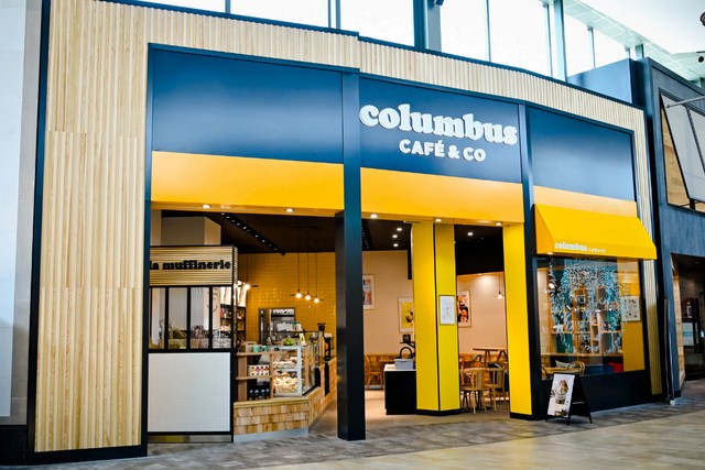 CAMPS OF WEEK: Vietnam Airlines ra mắt TVC “Cherish Every Mile” 2025, Columbus Café&Co “cà khịa” thói quen viết sai tên khách hàng lên cốc của Starbucks- Ảnh 6. Chiến dịch củng cố hình ảnh Columbus Café & Co như một lựa chọn thay thế bản địa giữa lòng Paris.