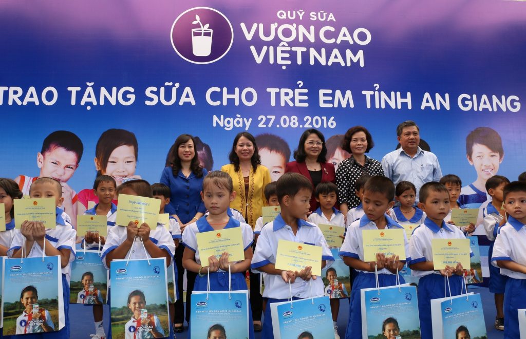 Chương trình Trao tặng sữa cho trẻ em tỉnh An Giang