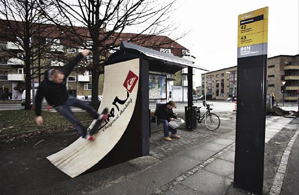 20 Quảng cáo cực thú vị của trạm chờ xe bus trên thế giới (P1)- Ảnh 8.