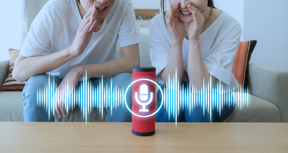 2 người sử dụng nhận dạng giọng nói AI với trợ lý ảo.