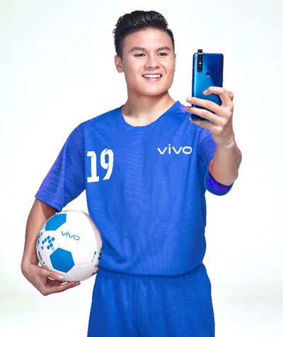 Cầu thủ Quang Hải - Đại sứ thương hiệu Vivo trong chiếc V15