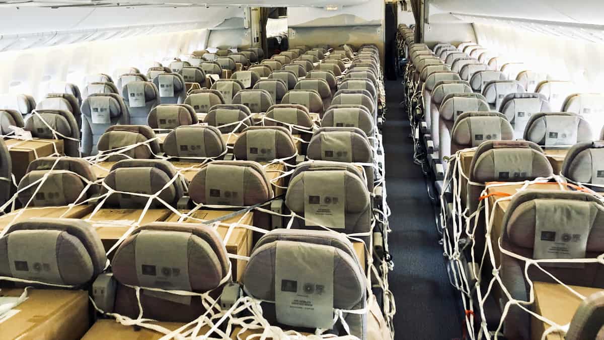 Nhiều hãng hàng không trưng dụng máy bay chuyên chở hành khách để vận chuyển hàng hóa mùa dịch.