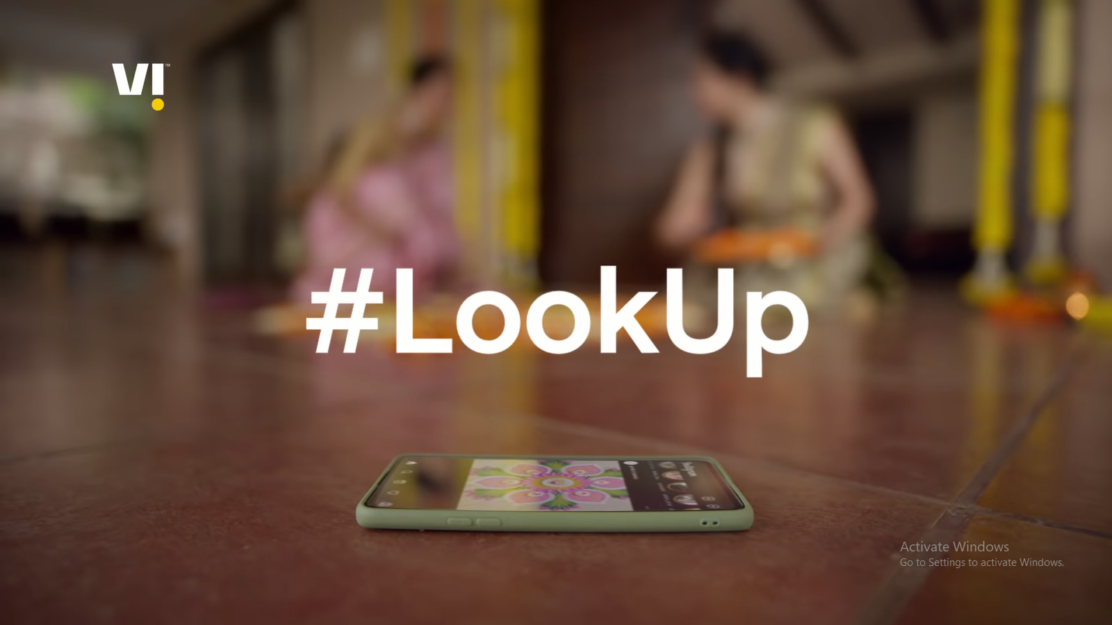 #LookUp - hãy đặt điện thoại xuống và nhìn lên thế giới thực là điều mà Vi muốn gửi gắm