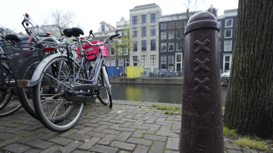 Ngay cả những cột đá ở khu vực để xe đạp trong thành phố cũng được khắc ký hiệu XXXV