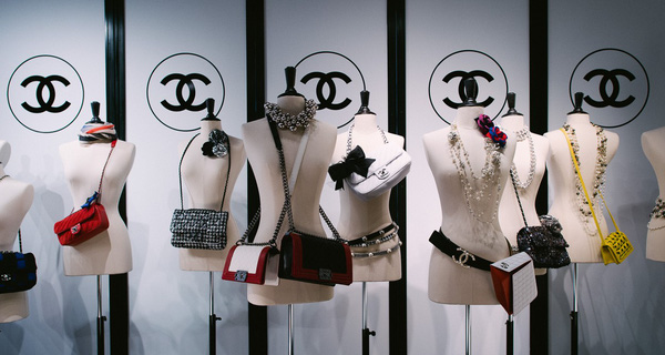 Các sản phẩm của Chanel luôn nói không với việc sale, không quan tâm đối thủ cạnh tranh và không bán hàng qua mạng xã hội