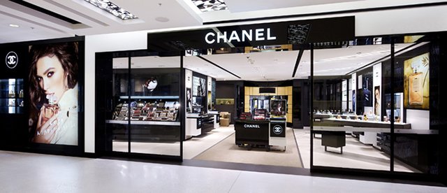 Hệ thống cửa hàng của Chanel được phân bổ rộng khắp toàn cầu, ở vị trí trung tâm thành phố đắt đỏ