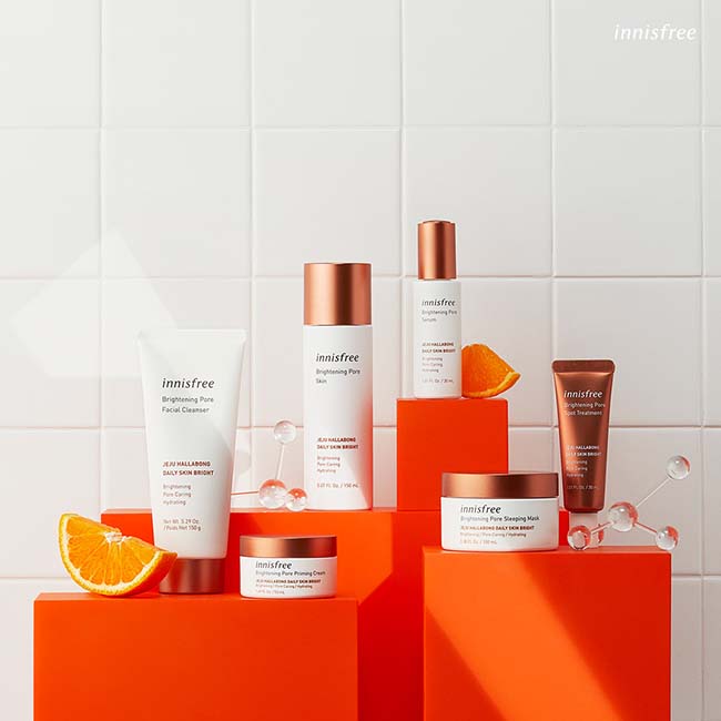 innisfree Jeju Hallabong Daily Skin Bright – dòng sản phẩm sáng da với chiết xuất từ Quýt Hallabong lại có màu cam nâu ấm áp