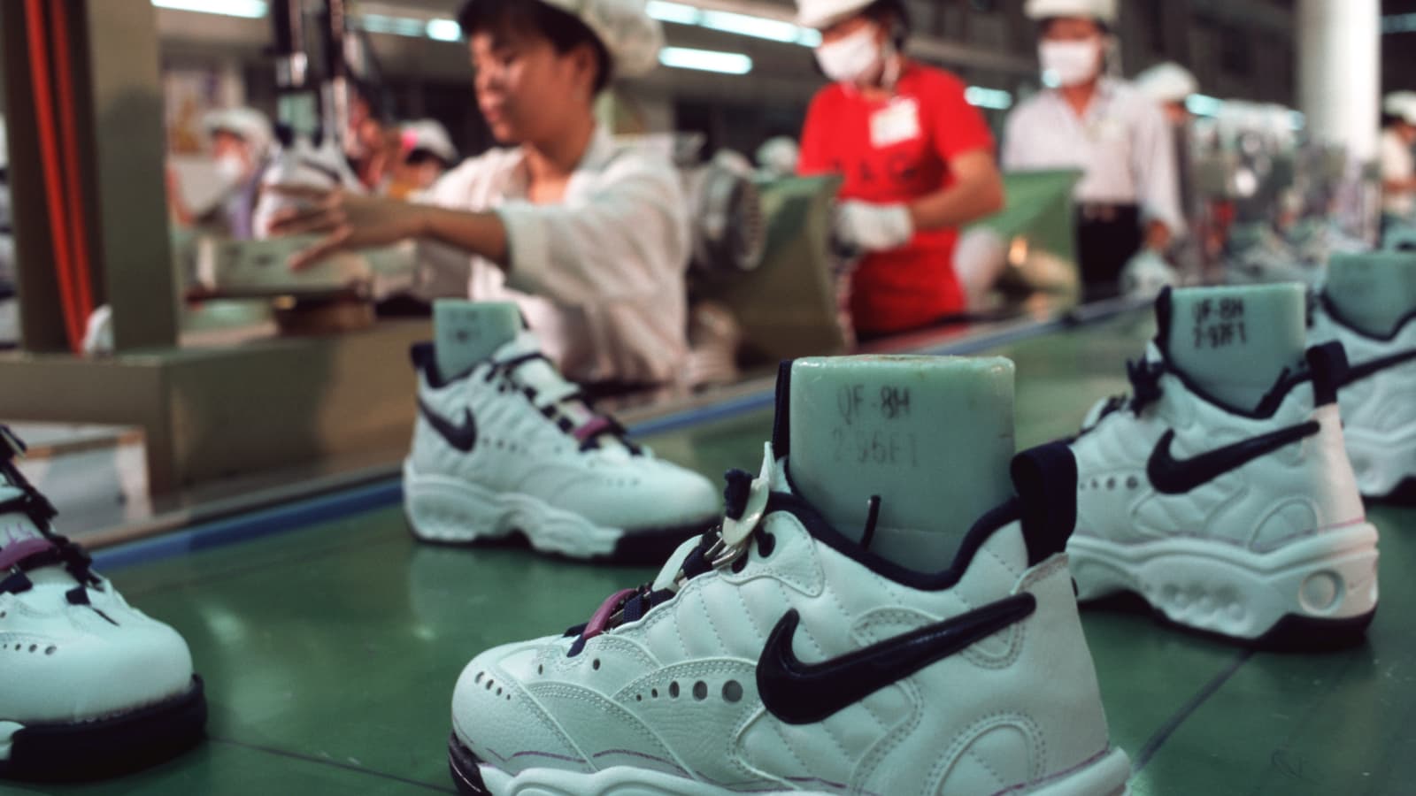 Nhờ việc đặt nhà máy sản xuất tại các quốc gia đang phát triển, Nike đã tiết kiệm được rất nhiều chi phí
