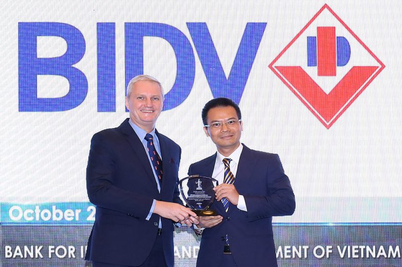 Đại diện ICAEW trao chứng nhận ATE tới đại diện Viện Đào tạo và Nghiên cứu BIDV (tháng 10/2018, tại Hà Nội)