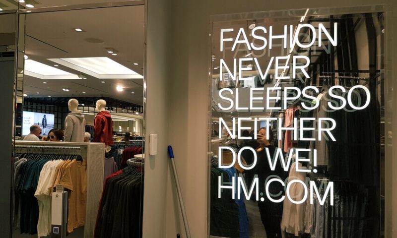 chuyển động nhanh chóng như những mẫu thiết kế &quot;sớm nở chóng tàn&quot; của H&M nói riêng và các thương hiệu thời tranh nhanh khác nói chung