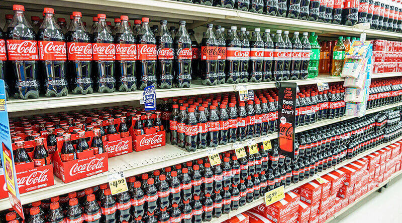 Sự chiếm lĩnh lấn át của Coca Cola tại các quầy bầy bán sản phẩm nước ngọt.