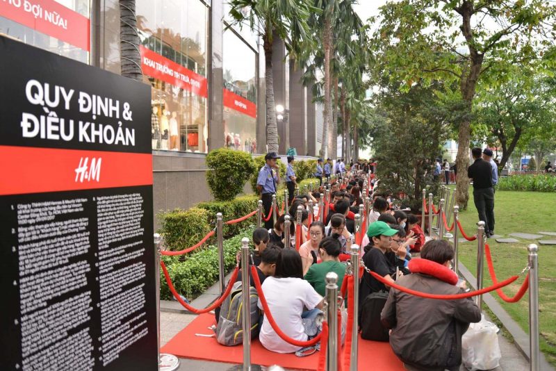 Hàng nghìn người đã xếp hàng trong ngày mở cửa của cửa hàng H&M đầu tiên tại Việt Nam