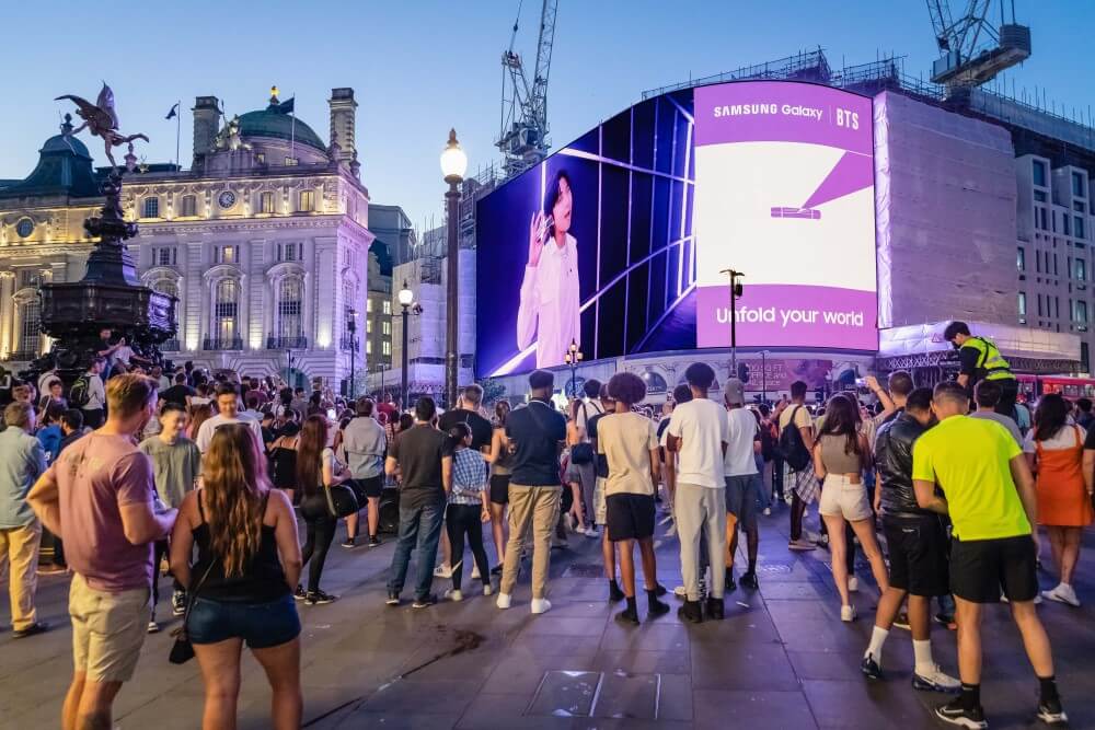 Trong Galaxy Unpacked 2022, RM của BTS đã xuất hiện trên màn hình tại Piccadilly Circus, London, cầm trên tay chiếc Galaxy Z Flip 4