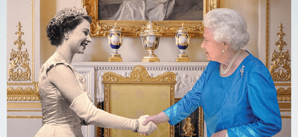 Hình ảnh nữ hoàng Elizabeth bắt tay với một phiên bản trẻ hơn của chính mình.