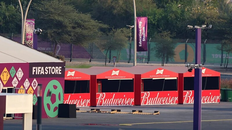 Hình ảnh các quầy bán của Budweiser sau lệnh cấm.