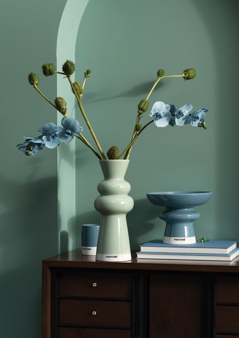Màu xanh da trời - như H&M Home mô tả - khiến người ta liên tưởng đến bầu trời, biển cả và không gian rộng mở.