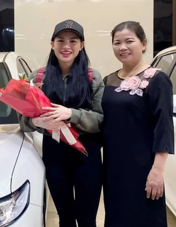 Võ Hà Linh xây cho mẹ 1 căn nhà, Hà Linh còn tặng gia đình 3 chiếc xe