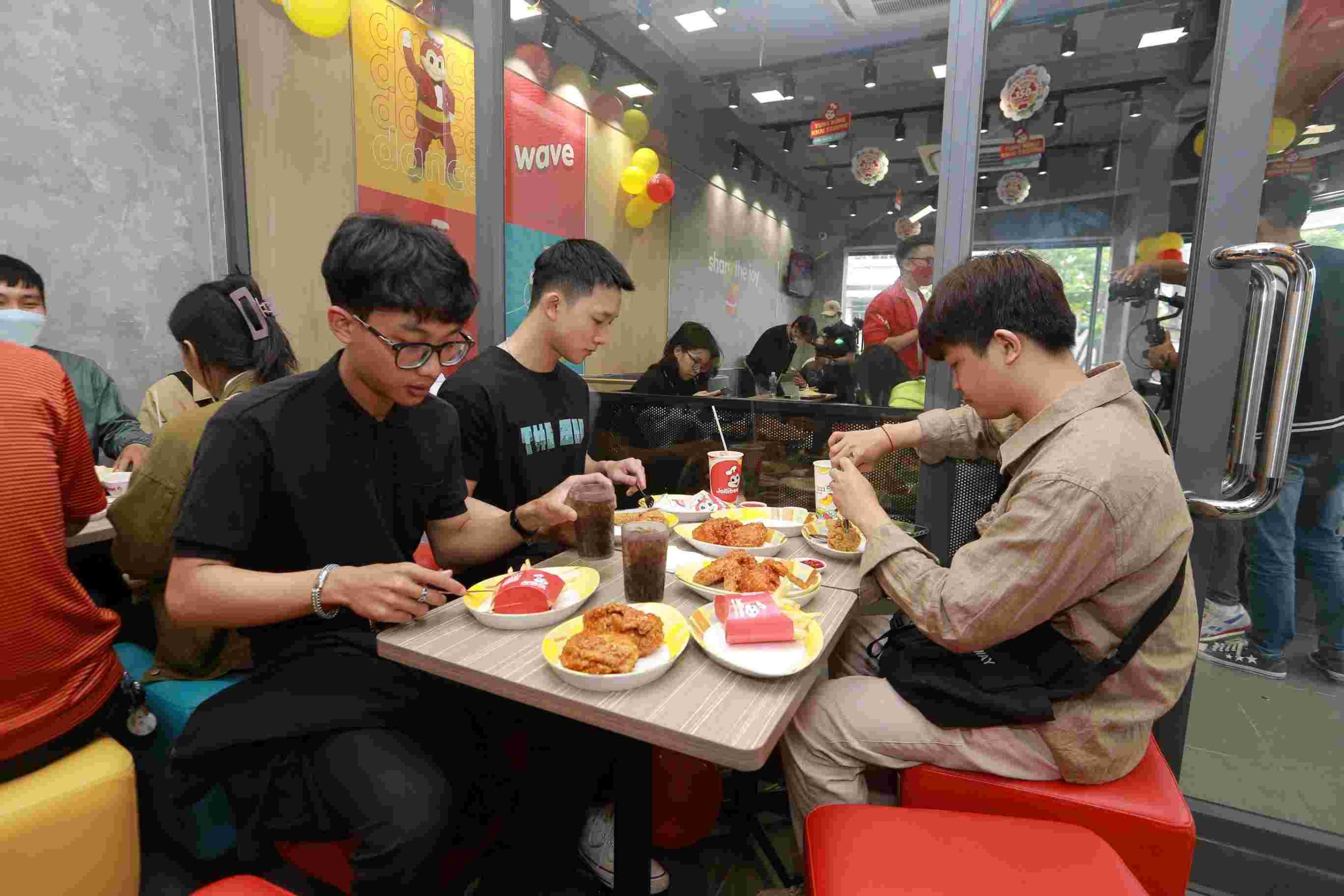 ngành dịch vụ ăn uống của Việt Nam bị ảnh hưởng đáng kể bởi xu hướng ăn ngoài